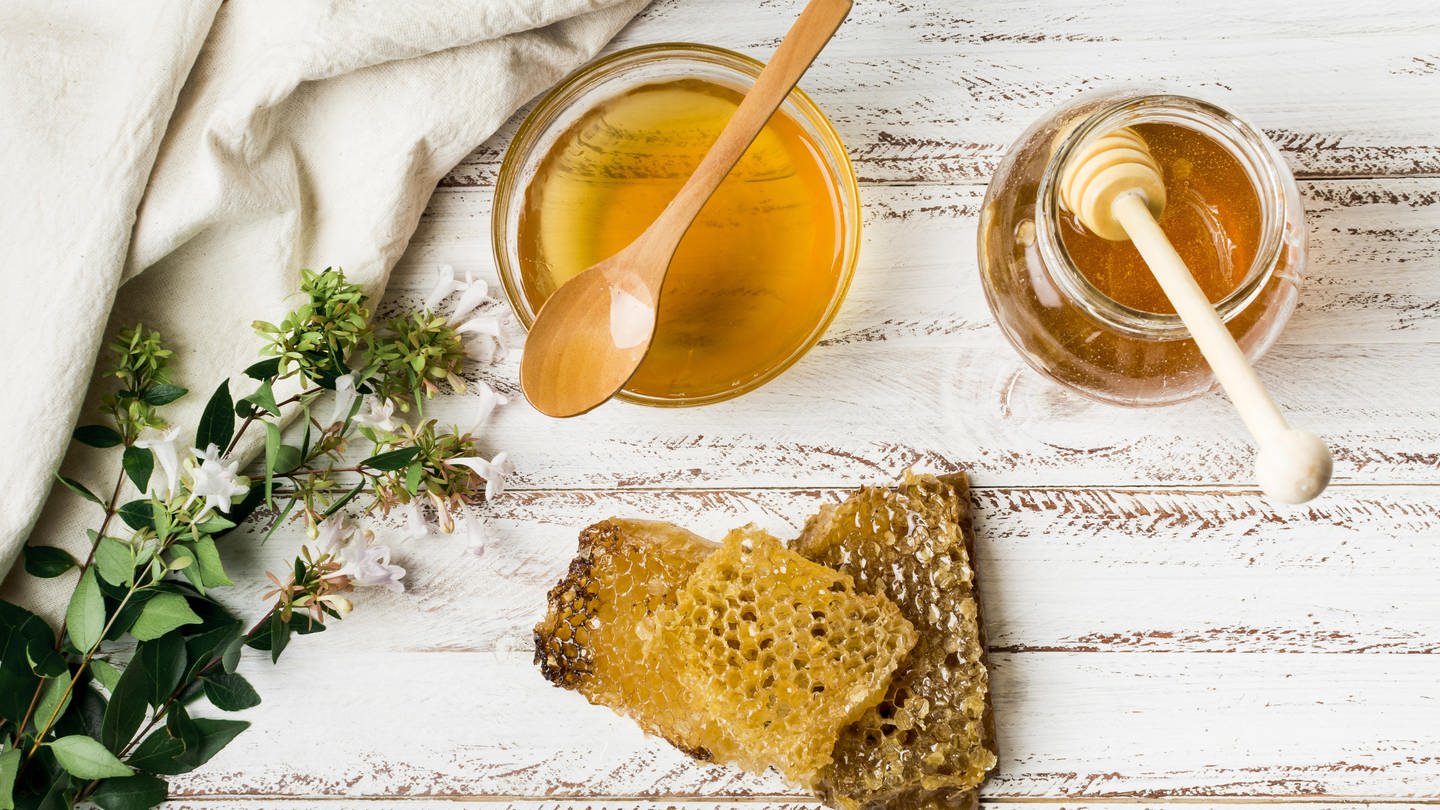 Honiggläser und Wabe: Krebspatienten sollten möglichst wenig Industriezucker zu sich nehmen und bei Süßhunger lieber zu Marmelade oder Honig greifen. (Foto: picture-alliance / Reportdienste, picture alliance / Zoonar | Oleksandr Latkun)