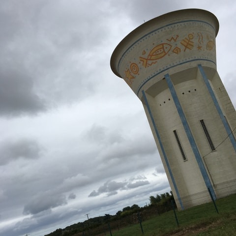 Wasserturm bei Sibiril in der Bretagne: In Frankreich stehen ungefähr 16.000 Wassertürme – in Deutschland sind es vielleicht 2.000. Das hat zum Teil historische Gründe.