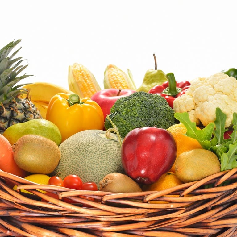 Weidenkorb, gefüllt mit Obst und Gemüse: Die Kost sollte aus sehr viel Gemüse und Obst bestehen. Die Aktion "5 a Day", also fünf Portionen Obst und Gemüse am Tag, ist da sehr wichtig.