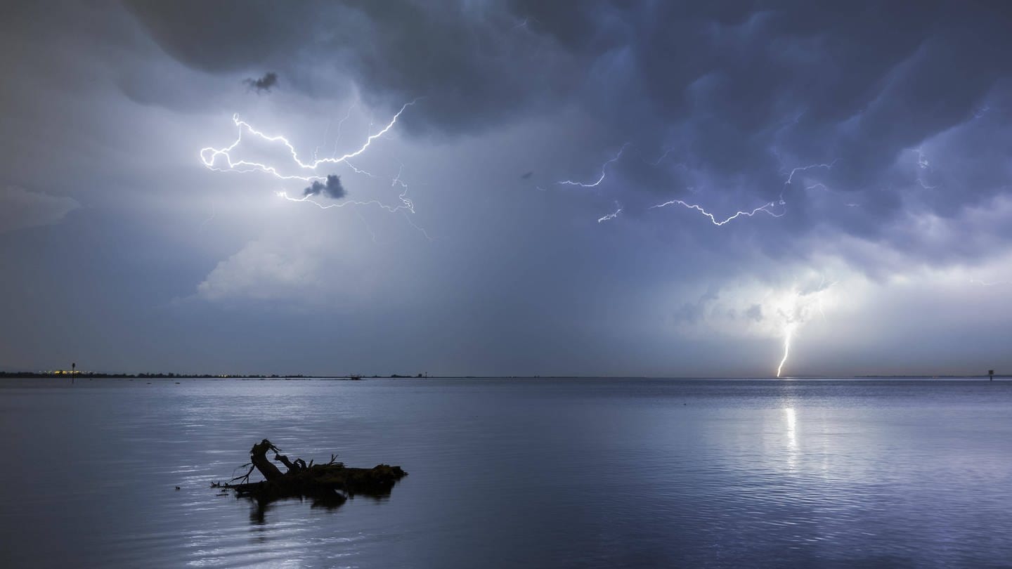 Gewitter am Bodensee: Fischen werden Blitze nicht so oft gefährlich (Foto: IMAGO, IMAGO / imagebroker)