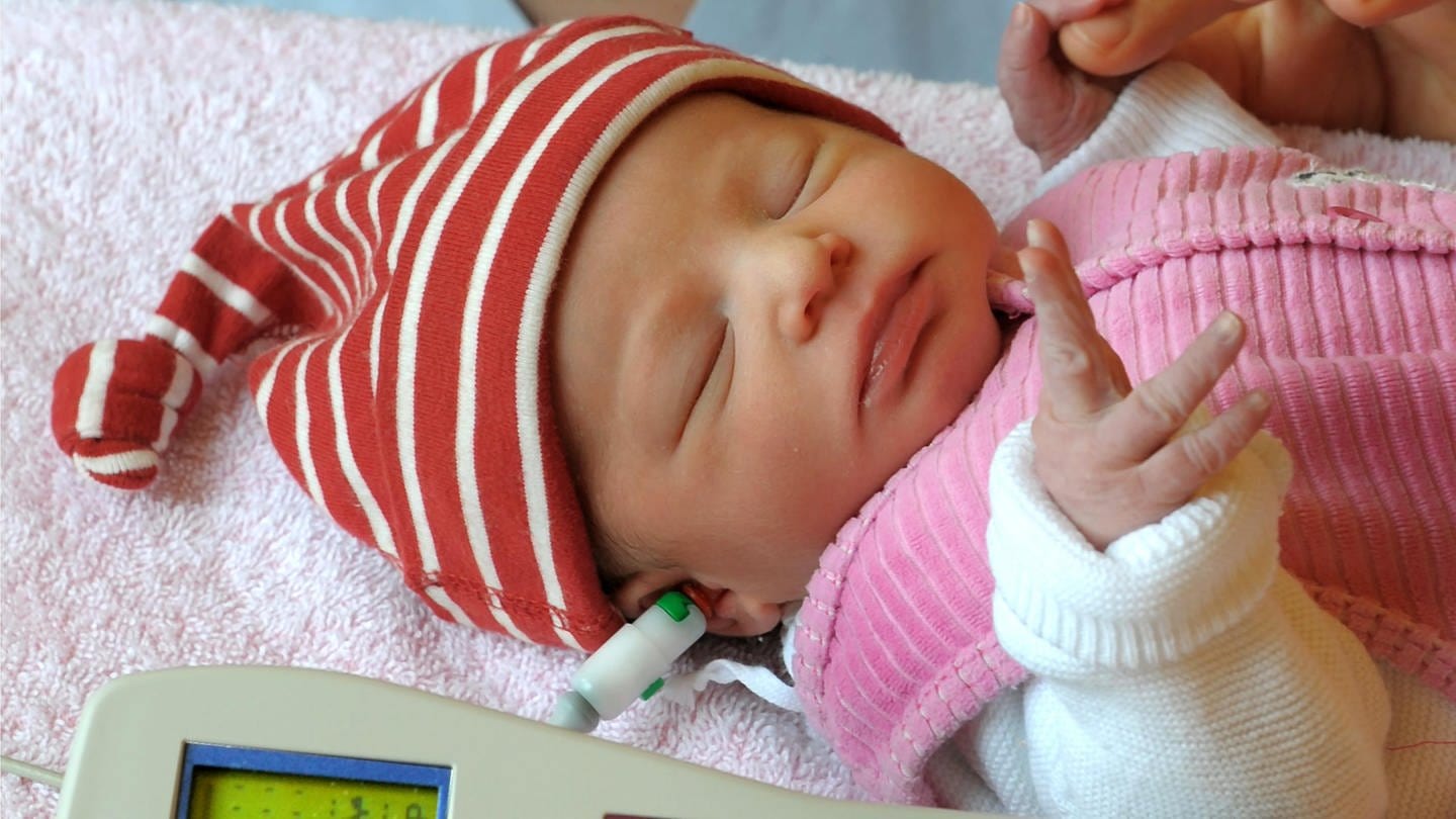 MIthilfe eines Neugeborenen-Hörscreenings werden alle Babys möglichst noch in der Geburtsklinik auf ihre Hörfähigkeit hin untersucht (Foto: picture-alliance / Reportdienste, Picture Alliance)