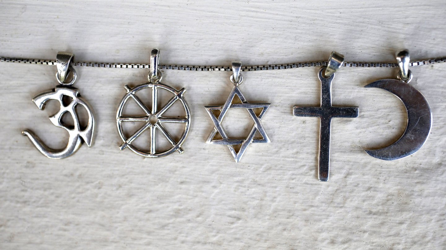 Religioöse Symbole repräsentieren verschiedene Glaubensrichtungen wie Islam, Christentum und Judentum (Foto: IMAGO, IMAGO / Leemage)