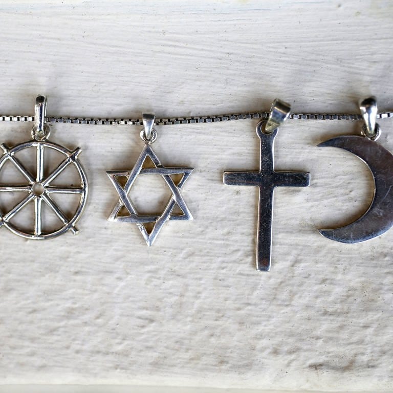 Religioöse Symbole repräsentieren verschiedene Glaubensrichtungen wie Islam, Christentum und Judentum