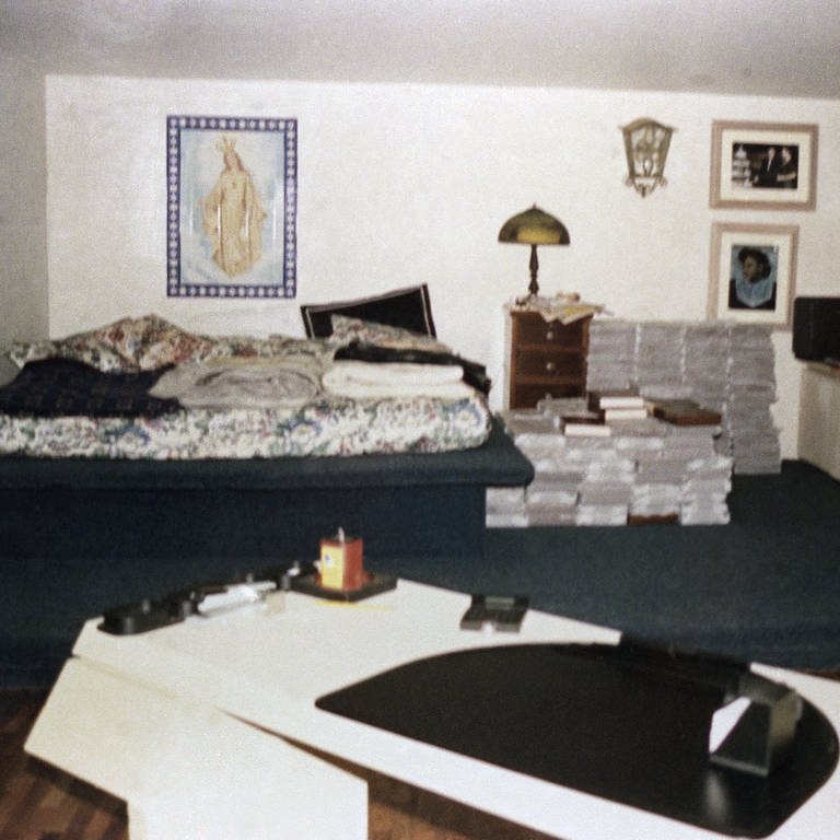 Schlafzimmer des kolumbianischen Kokain-Königs Pablo Escobar in seinem luxuriösen Privatgefängnis (Foto: picture-alliance / Reportdienste, picture alliance / ASSOCIATED PRESS)