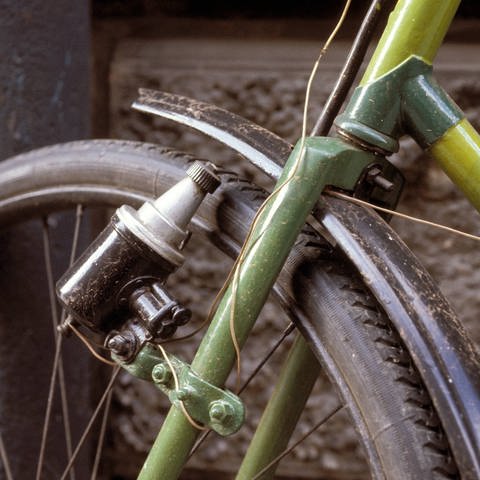 Fahrraddynamo: Wenn der Fahrradreifen sich dreht, dann dreht sich auch der Magnet im Dynamo. So wird Strom erzeugt und die Fahrradlampe brennt.
