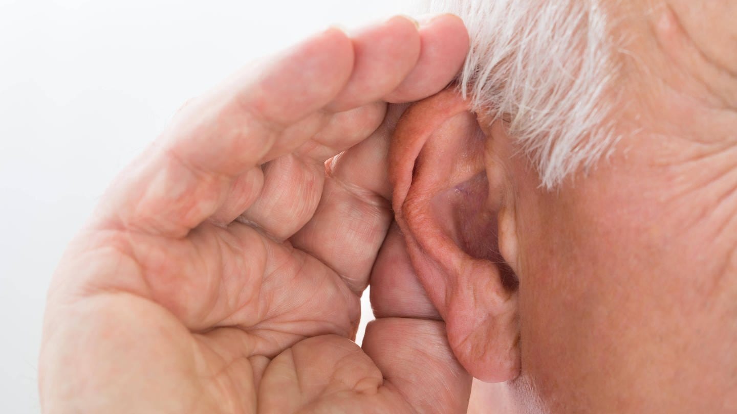 Älterer Mann hält sich die Hand hinters Ohr, um besser zu hören: Das Gehör von Dementen zu testen ist nicht ganz einfach. Es gibt heute jedoch Verfahren, die man bei betagten und dementen Personen verwenden kann – objektive Tests, bei denen man keine weitere Mitarbeit der Patientinnen und Patienten braucht. (Foto: IMAGO, IMAGO / Panthermedia)
