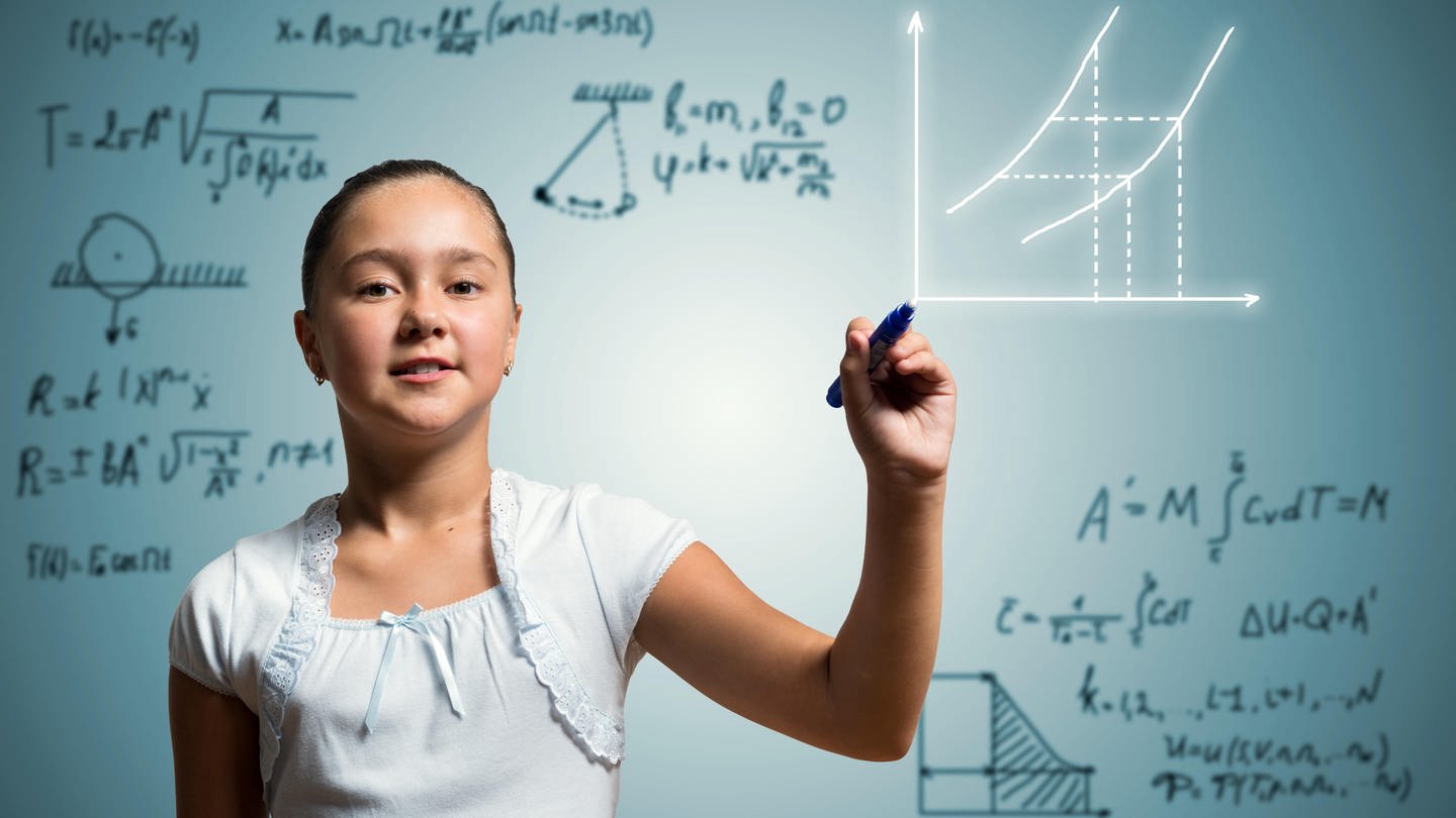 Mädchen schreibt anspruchsvolle mathematische Formeln: Wer etwas aus dem Effeff beherrscht, muss nicht lang nachdenken, sondern hat sein Wissen schnell parat. Der genaue Ursprung der Redewendung 