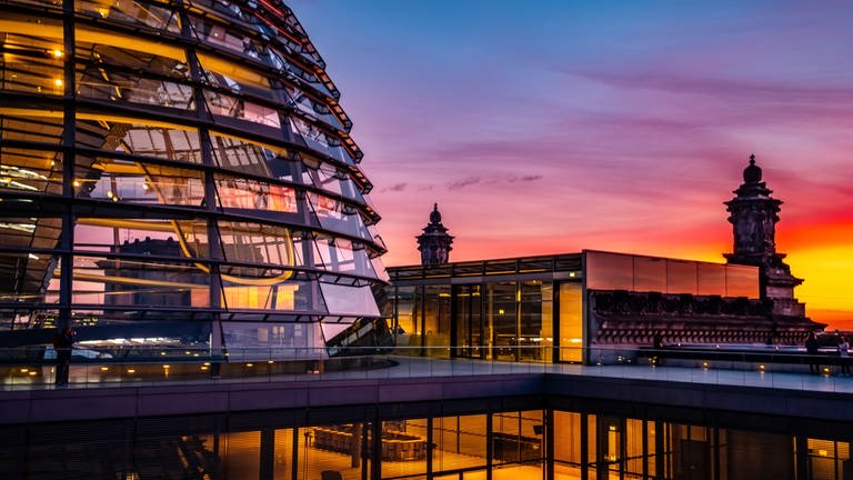 Die Kuppel in Berlin im Abendlicht: Die Silbe "ber" bedeutet „Sumpf“ - Berlin bedeutet „die Stadt am“ oder „im Sumpf“ (Foto: Colourbox)