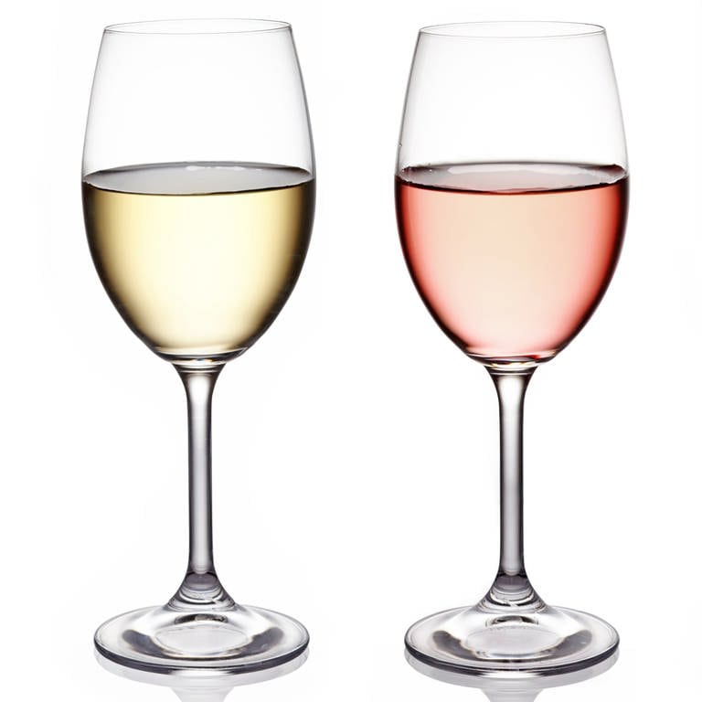 Verschiedene Weine im Glas: Roséwein und Weißherbst entstehen dadurch, dass man rote Trauben relativ schnell abpresst. Der rote Farbstoff ist bei den meisten Traubensorten in den Beerenhäuten. 