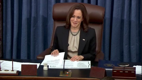 Vorsitzende des Senats ist US-Vizepräsidentin Kamala Harris. Sie löste im Januar 2021 Mike Pence ab, Vizepräsident der Trump-Regierung. Im April 2022 lächelt Harris, nachdem sie das Ergebnis der Abstimmung über die Ernennung von Ketanji Brown Jackson zur Richterin des Obersten Gerichtshofs (Supreme Court) bekannt gegeben hat. Richterin Brown wurde mit 53 zu 47 Stimmen bestätigt und ist die erste schwarze Frau, die dieses Amt bekleidet. (Foto: IMAGO, IMAGO / ZUMA Wire)