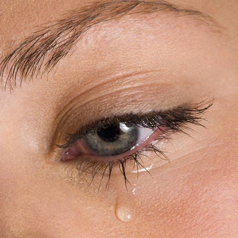 Nahafnahme vom Auge einer weinenden Frau: Tränen haben eine Salzkonzentration von etwas unter einem Prozent; sie enthalten somit etwa genau so viel Salz wie das Blut.
