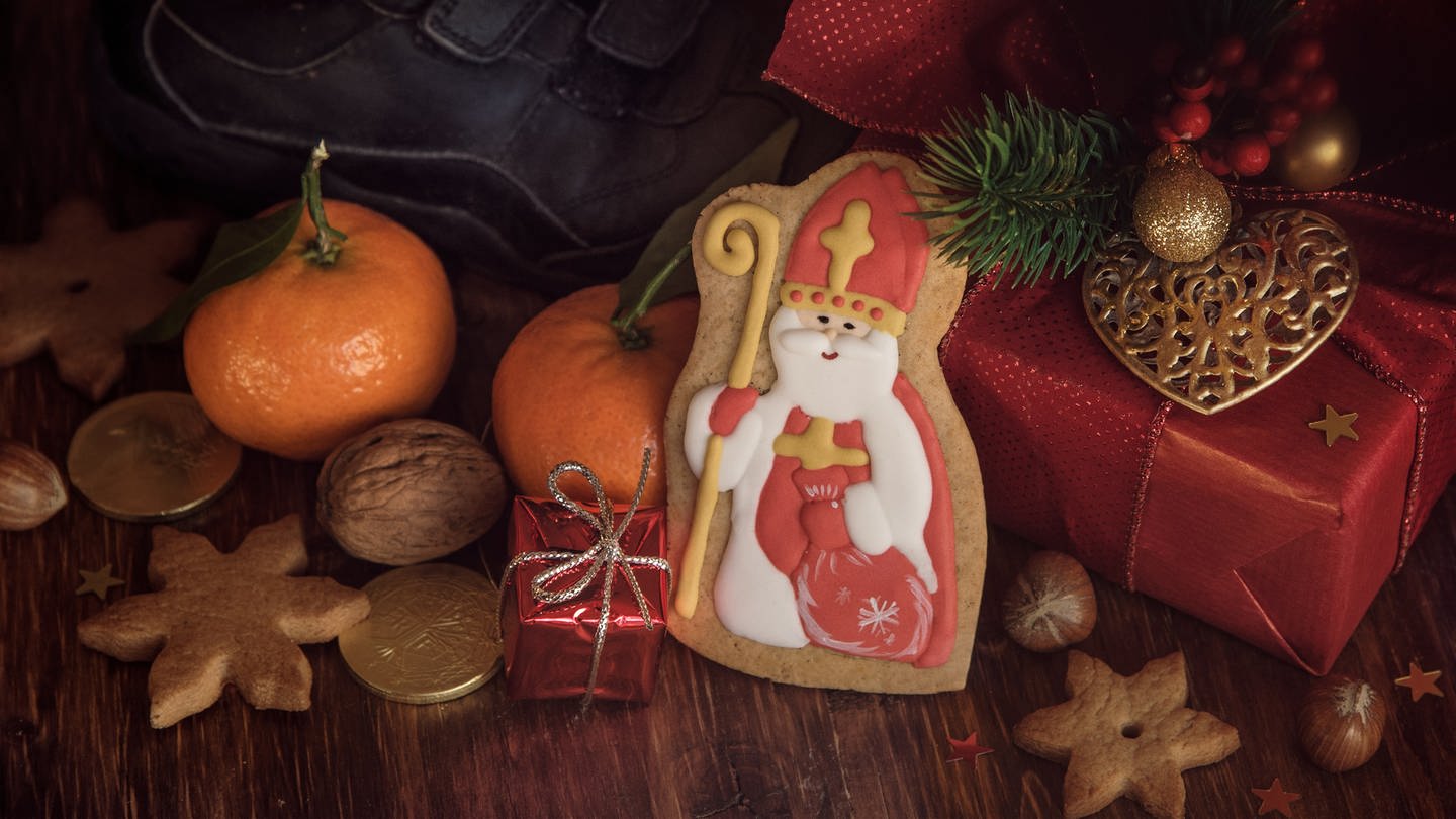 Nikolaus als Plätzchen, Nüsse, Mandarinen, Geschenkpäckchen: Weihnachten war ursprünglich kein primäres Schenkfest. Die Hauptgeschenke wurden in unseren Regionen am Nikolaustag gemacht. Nikolaus ist der klassische Schenkheilige. (Foto: Colourbox)