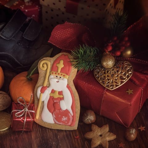 Nikolaus als Plätzchen, Nüsse, Mandarinen, Geschenkpäckchen: Weihnachten war ursprünglich kein primäres Schenkfest. Die Hauptgeschenke wurden in unseren Regionen am Nikolaustag gemacht. Nikolaus ist der klassische Schenkheilige. 