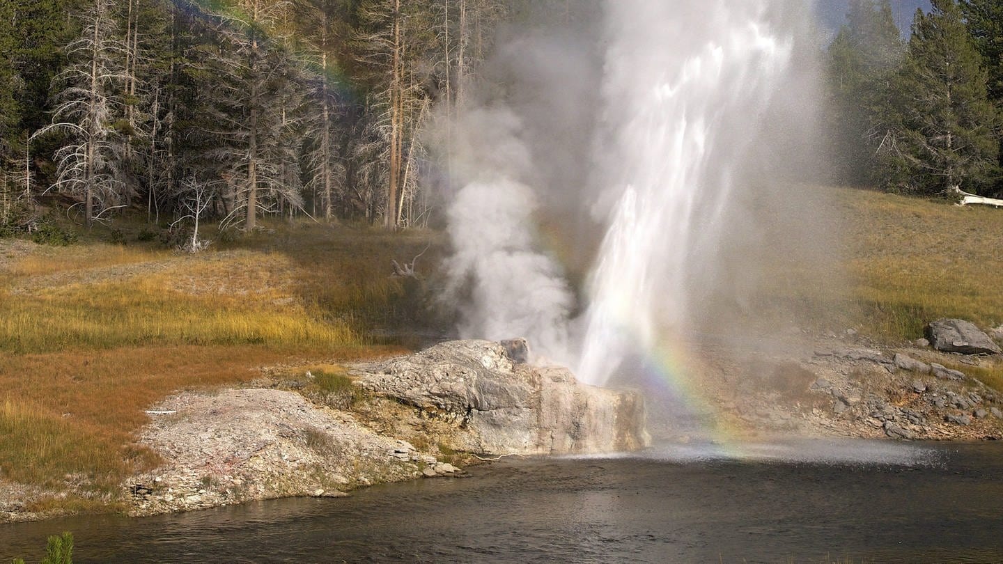 Brodelndes Wasser und heiße Dämpfe: Die Geysire im Yellowstone Nationalpark in Wyoming bieten ein faszinierendes Naturschauspiel. Allerdings erinnern sie auch daran, was unter dem Gebiet schlummert: Ein sehr großer Vulkan, den manche auch als Yellowstone-Supervulkan bezeichnen. (Foto: picture-alliance / Reportdienste, robertharding | Peter Barritt)
