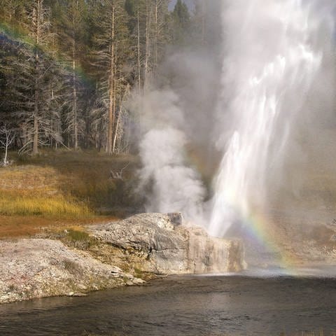 Brodelndes Wasser und heiße Dämpfe: Die Geysire im Yellowstone Nationalpark in Wyoming bieten ein faszinierendes Naturschauspiel. Allerdings erinnern sie auch daran, was unter dem Gebiet schlummert: Ein sehr großer Vulkan, den manche auch als Yellowstone-Supervulkan bezeichnen.