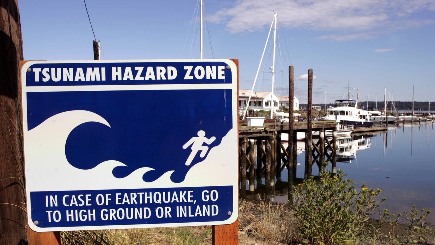 Tsunami-Warnschild im Hafen von Port Townsend /USA (Foto: IMAGO, IMAGO / Jochen Tack)