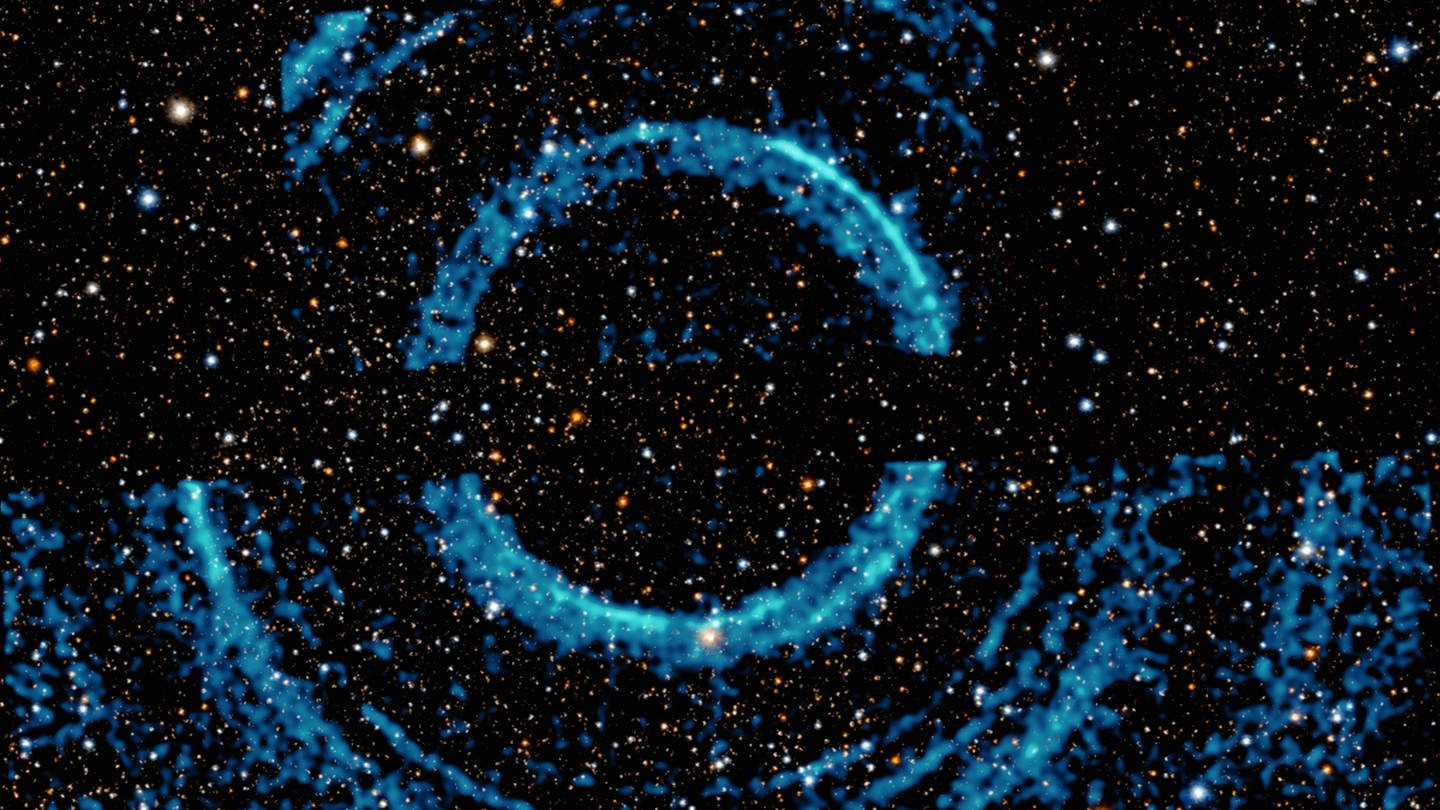Das Bild zeigt eine spektakuläre Reihe von Ringen um ein schwarzes Loch, aufgenommen mit dem Chandra-Röntgenobservatorium und dem Neil-Gehrels-Swift-Observatorium (Foto: IMAGO, IMAGO / ZUMA Wire)