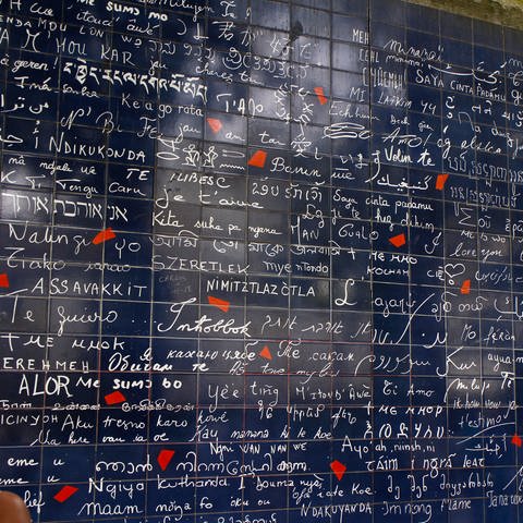 Le mur des je t’aime ist eine künstlerisch gestaltete Mauer am Montmartre in Paris. Der Ausdruck "Ich liebe Dich" ist hier in über 300 Varianten und 250 Sprachen der Welt zu finden. Doch welche ist eigentlich die schwierigste Sprache der Welt? (Foto: picture-alliance / Reportdienste, picture alliance / Geisler-Fotopress | Paul Skupin/Geisler-Fotopress)