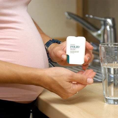 Für Frauen gilt die Empfehlung, in der Schwangerschaft Folsäure zu sich zu nehmen. Schwangere sollten 400 µg zusätzlich in Tablettenform einnehmen. Die Folsäure ist wichtig, um Neuralrohrdefekte zu vermeiden, also zum Beispiel einen offenen Rücken.