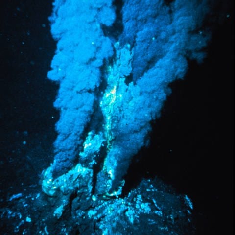 Schwarzer Raucher an einer hydrothermalen Quelle im mittelozeanischen Rücken im Atlantik