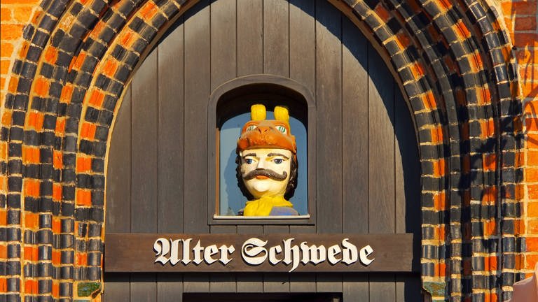 Schwedenkopf in Wismar mit dem Schriftzug "Alter Schwede"