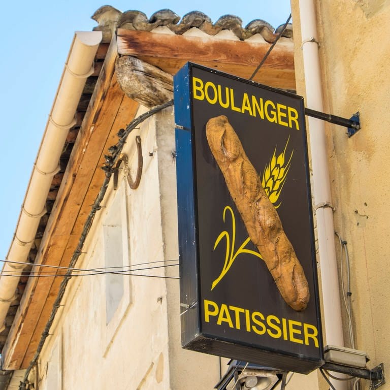 An einer französischen Bäckerei hängt ein Schild mit der Aufschrift "Boulanger": Im Französischen gibt es fast kein Wort, das man so buchstabiert, wie man es spricht