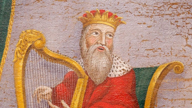 König David mit seiner Harfe  The Israel Museum. Es gibt zahlreiche Abbildungen. Hier ist das Instrument aber zu groß dargestellt; es handelte sich eigentlich um eine Winkelharfe für die Armbeuge