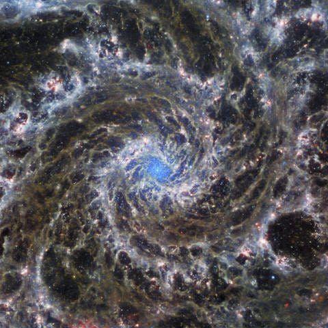 Dieses Bild, das am 29. August 2022 vom James-Webb-Weltraumteleskop der NASAESACSA veröffentlicht wurde, zeigt das Herz von M74, auch bekannt als Phantomgalaxie. Die Phantomgalaxie ist etwa 32 Millionen Lichtjahre von der Erde entfernt im Sternbild Fische und liegt der Erde fast direkt gegenüber. 
