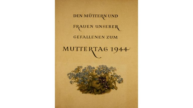 Vorderseite einer Urkunde zum Muttertag am 14. Mai 1944: "Den Müttern und Frauen unserer Gefallenen zum Muttertag 1944", darunter ein Blumenbouquet