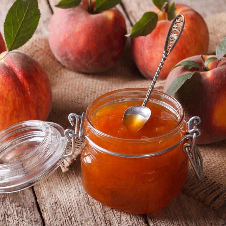Ein Silberlöffel in der Marmelade kann das Zerspringen des Glases beim Einfüllen der heißen Früchte verhindern. (Foto: Colourbox)
