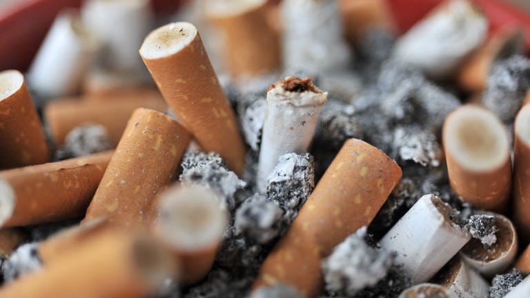 Zigarettenkippen: Der Körper erholt sich, wenn man mit dem Rauchen aufhört. Das Herzinfarktrisiko sinkt, aber Schäden in den Lungenzellen sind irreparabel.