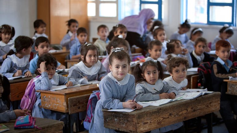 Kinder einer Grundschule in Gaza: Schulen gab es bereits bei den Sumerern im 3. und 4. Jahrtausend vor Christus.