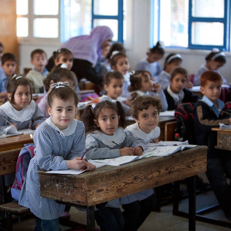 Kinder einer Grundschule in Gaza: Schulen gab es bereits bei den Sumerern im 3. und 4. Jahrtausend vor Christus. (Foto: picture-alliance / Reportdienste, picture alliance / photothek | Thomas Koehler)