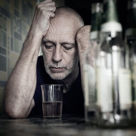 Wenn man in einem bestimmten Zeitsegment viel Alkohol trinkt und der Alkoholpegel mehrere Promille beträgt, kann man tatsächlich Nervenzellen schädigen oder sogar völlig zerstören (Foto: picture-alliance / Reportdienste, picture alliance / Zoonar | Alain de Maximy)