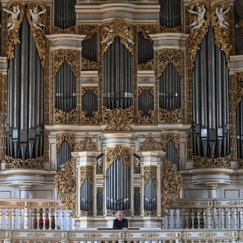 Michael Schönheit, Domorganist und Intendant der Merseburger Orgeltage, steht im Dom Merseburg an der Ladegastorgel. Die Orgel mit ihrem barocken Prospekt und den 5.687 Pfeifen gehört zu den Wahrzeichen der Kathedrale. Erste Orgeln wurden bereits im 3. Jahrhundert vor Christus entwickelt.