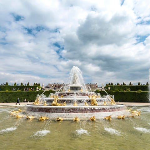 Latonabrunnen im Schlossgarten von Versailles bei Paris (Foto: picture-alliance / Reportdienste, picture alliance / imageBROKER | Mara Brandl)