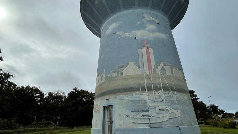 Einige der Türme sind hübsch bemalt. Der Wasserturm der Gemeinde Trefffiagat in der Bretagne zum Beispiel wurde vom Künstler Frédéric Gracia mit lokalen Motiven gestaltet. Der charakteristische Phare de Croas Malo in Léchiagat ist auf der einen Seite zu sehen.