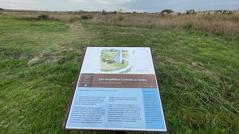 Infotafel am Menhir de Léhan