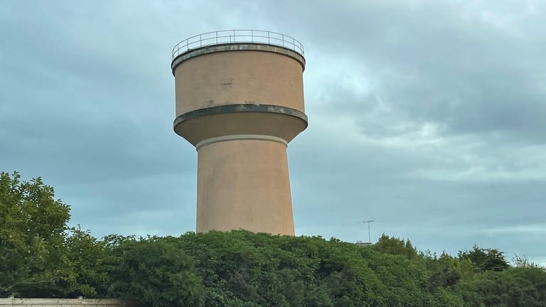 Im Vergleich zum Wasserturm von Treffiagat wirkt der Turm der Gemeinde Combrit  Bretagne nüchtern und zweckdienlich. (Foto: SWR, Candy Sauer)