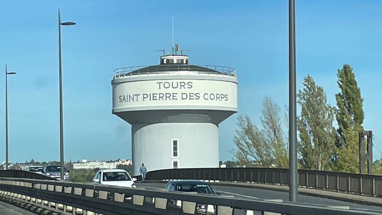 Dieser Wasserturm, der zwischen Tours und Saint Pierre des Corps in der Region Centre-Val de Loire liegt, wurde 2018 restauriert. Der Turm ist rund 40 Meter hoch und kein "echter" Wasserturm: Der Turm gehört der staatlichen Eisenbahngesellschaft SNCF und dient im Brandfall der Löschwasserversorgung für deren Technikzentrum. Außerdem sind Funkmasten darauf installiert.