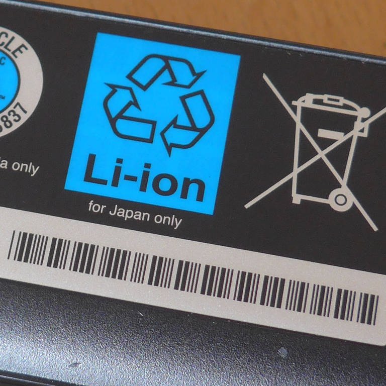 Lithium-Ionen-Akku: Die hohe Energiedichte von Lithium-Ionen-Akkus bringen die Leistung, die E-Bikes oder Notebooks brauchen. Aber die Brandgefahr ist ein Problem. (Foto: IMAGO, IMAGO / Eckhard Stengel)