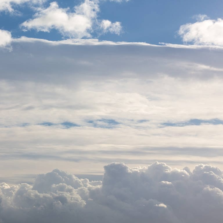 Unwetter mit wechselnden Wolkenbildern, Wind und Wolkenschichten: Die Windrichtung ändert sich mit der Höhe. Grob kann man dabei drei "Stockwerke" unterscheiden. Das "Dachgeschoss" befindet sich 9 bis 12 Kilometer über der Erde. Dort sind vor allem Cirruswolken unterwegs.
