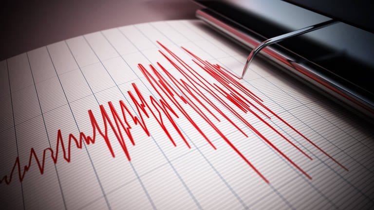Seismische Wellen, aufgezeichnet von einem Seismografen: Ein Seismograf ist ein in der Seismologie verwendetes Gerät, das Bodenerschütterungen von Erdbeben und anderen seismischen Wellen registrieren kann.