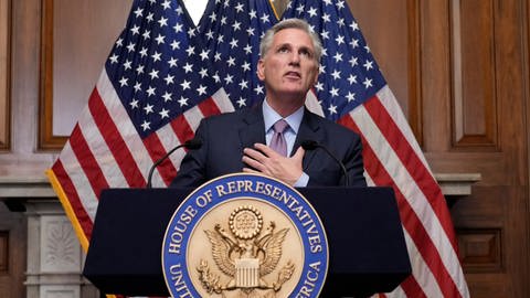 Kevin McCarthy am 3. Oktober 2023, nachdem er als Sprecher des Repräsentantenhauses abgesetzt wurde. Die Wahl des Nachfolgers von Nancy Pelosi (Demokraten), die von 2019 bis 2023 Sprecherin des Repräsentantenhauses war, wurde im Januar 2023 zum Machtkampf bei den US-Republikanern. Erst im 15. Durchgang wählten ihn die Abgeordneten der Republikaner zum Vorsitzenden. Am 3. Oktober 2023 wurde McCarthy nach einem innerparteilichen Machtkampf abgewählt. (Foto: dpa Bildfunk, picture alliance/dpa/AP | J. Scott Applewhite)