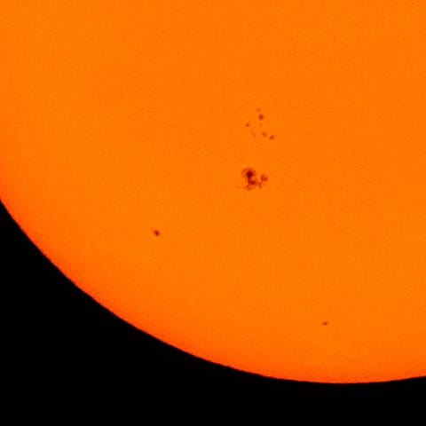 Sonnenflecken: Sonnenflecken sind dunkle Stellen auf der Sonnenoberfläche. Sie sind kühler als der Rest der Oberfläche.