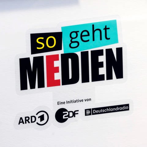 Logo der Initiative "So geht Medien" von ARD, ZDF und Deutschlandradio: In den juristischen Grundlagen für die Berichterstattung im öffentlich-rechtlichen Rundfunk taucht das Wort "neutral" gar nicht auf. Trotzdem wird in der Publikumspost an die Rundfunkanstalten immer wieder die Verletzung der "Neutralitätspflicht" bemängelt.