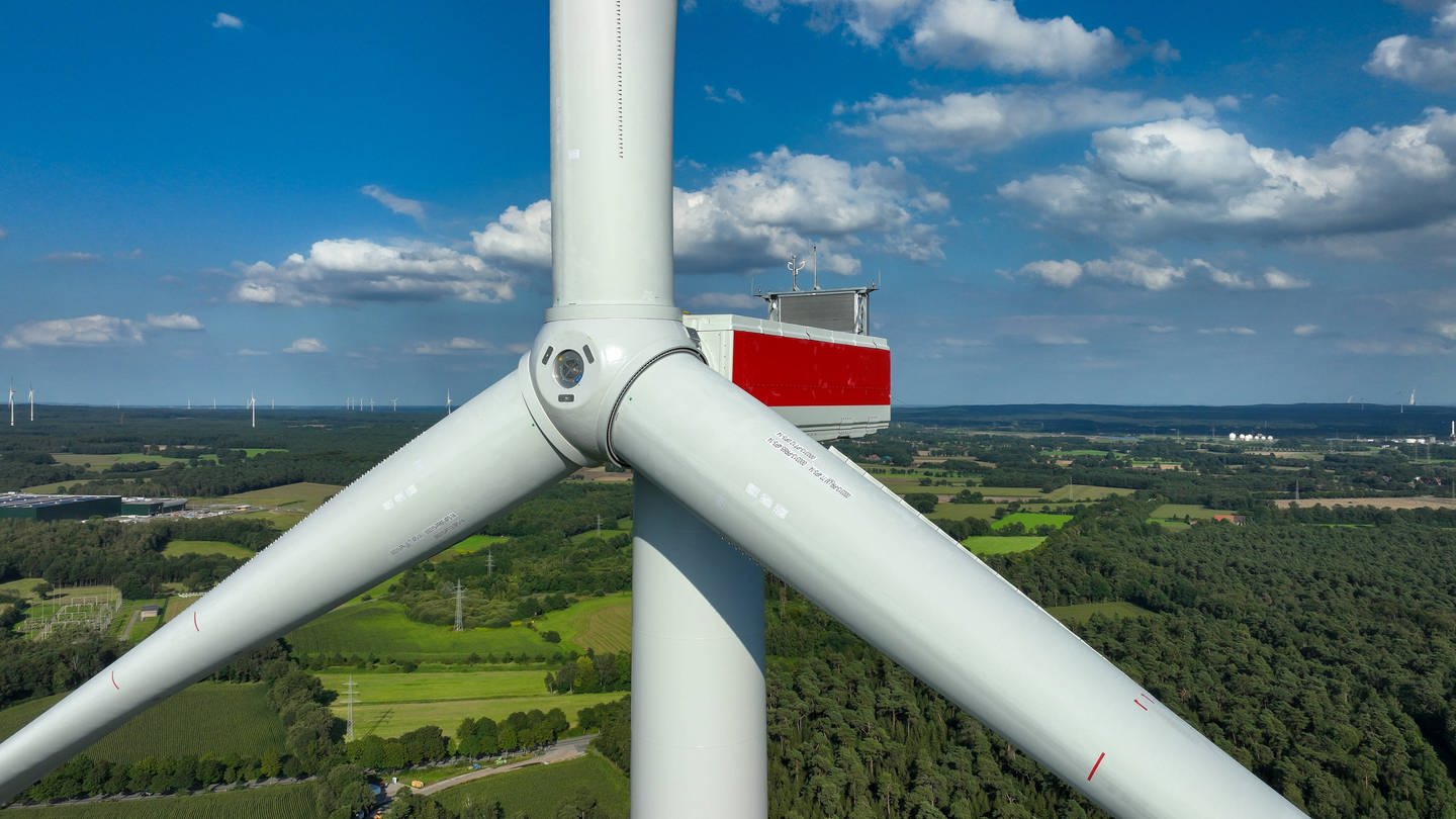 Windpark in Nordrhein-Westfalen: Drei Flügel sind bei Windrädern ein Kompromiss aus bestmöglicher Ausnutzung der Windenergie, möglichst wenig Materialverbrauch und viel Stabilität. (Foto: IMAGO, IMAGO / Rupert Oberhäuser)