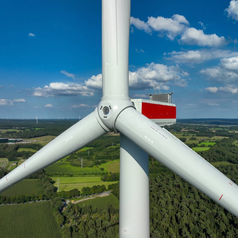 Windpark in Nordrhein-Westfalen: Drei Flügel sind bei Windrädern ein Kompromiss aus bestmöglicher Ausnutzung der Windenergie, möglichst wenig Materialverbrauch und viel Stabilität. 