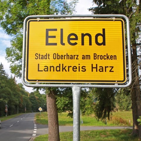 Ortsschilde von "Elend" im Harz: Im Ortsnamen "Elend" steckt das althochdeutsche Wort "alia landa"; das heißt "außer Landes". Das sind einsam gelegene Orte, die in der Einöde liegen und die man deshalb Elend genannt hat.