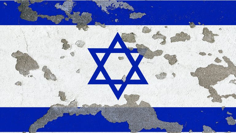 Nationalflagge von Israel auf einer Wand mit abgeplatzter und rissiger Wandfarbe: Kritik an konkreten Handlungen des Staates Israel ist legitim. Mithilfe der 3-D-Regel lässt sich prüfen, unter welchen Bedingungen Israelkritik antisemitisch ist. 